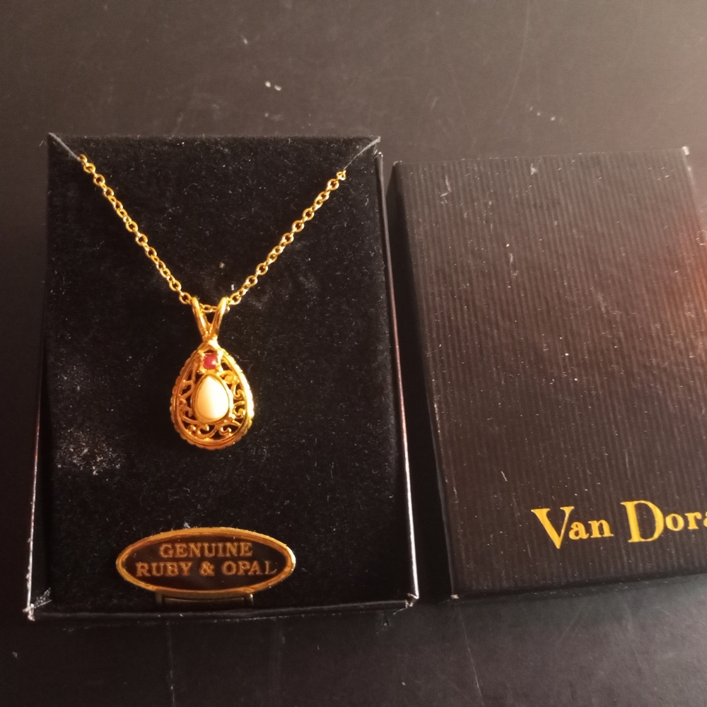 STUNNING NEW IN BOX VAN DORAN Gold Tone Ruby & Opal Necklace.